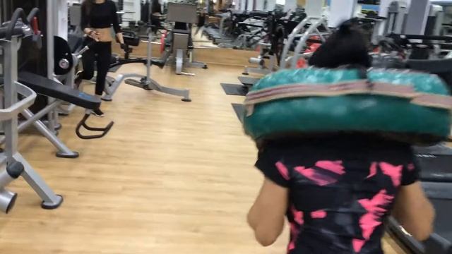 Вечерняя прогулка по клубу NEOGYM (правильные выпады) смотреть онлайн