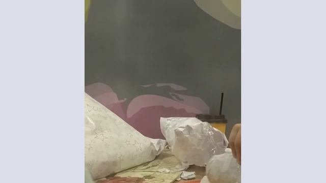 День дружбы у нас с подругой / обмениваемся подарками / смотреть онлайн