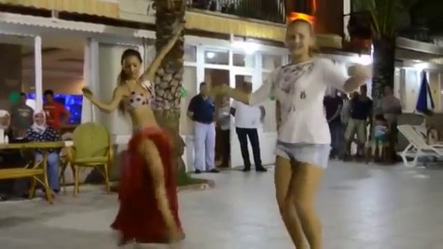 Русская девочка показала как надо танцевать восточные танцы. смотреть онлайн