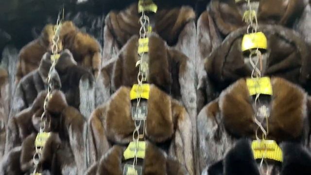 НОРКОВЫЕ ШУБЫ/РЫНОК ДОРДОЙ смотреть онлайн