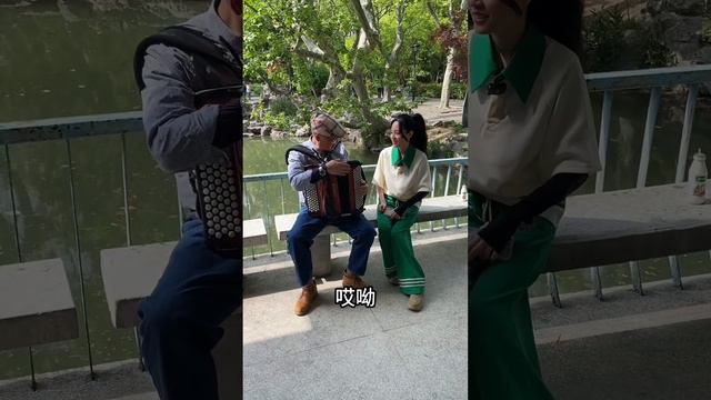Accordion上海大爷不信我会弹手风琴？女孩一首《罗萨舍酒庄》，大爷掏出奢华手表拜师！【李楚然手风琴】