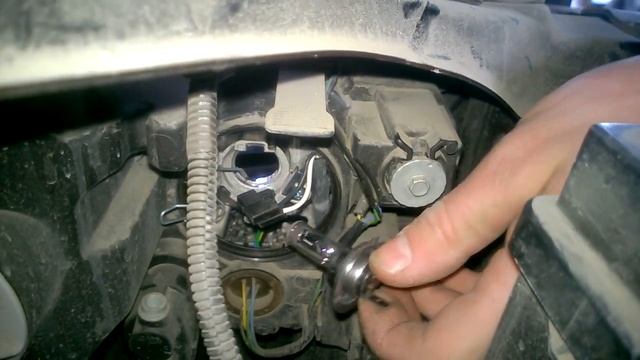 Как заменить лампочку фары ближнего света Lada Vesta смотреть онлайн