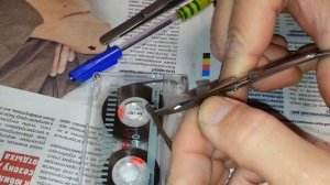 Склеиваем магнитную ленту  кассеты.№54