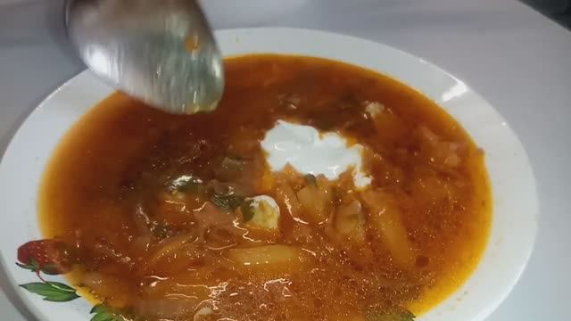 КРАСНЫЙ Украинский Борщ! (720p).mp4