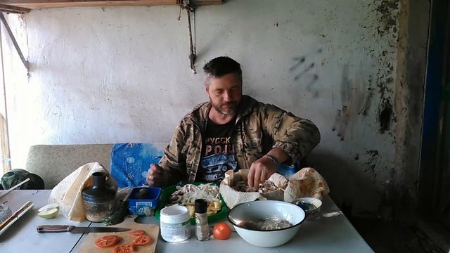 Слоёный пирог из курицы с дымком в коптильне. смотреть онлайн