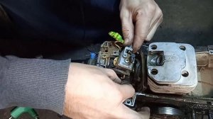 Бензопила не заводиться на горячу.Одна з причин.Розкручений карбюратор. Ремонт.