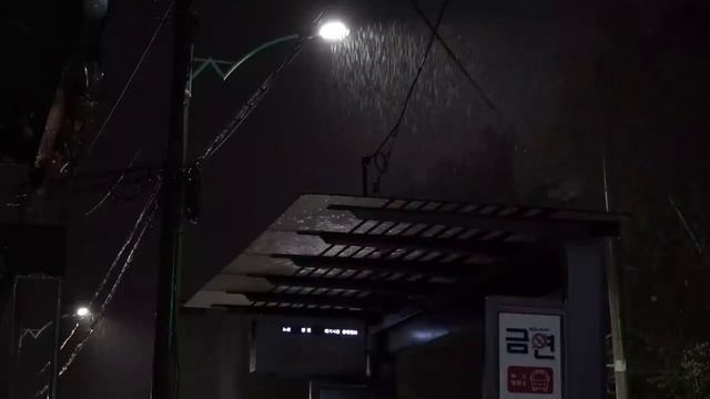 Шум дождя по крыше | Слушайте звуки дождя ночью для сна и полного расслабления. смотреть онлайн