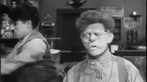 Чарли Чаплин парикмахер