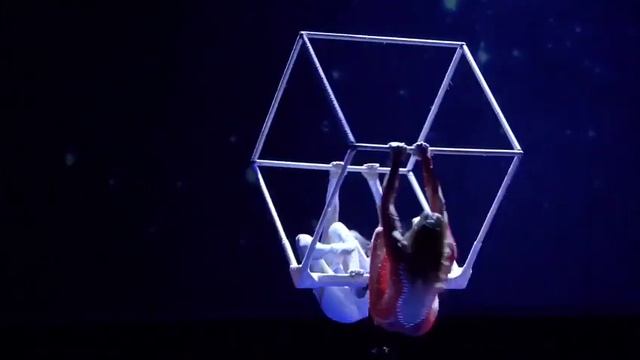 Акробатический дуэт в кубе смотреть онлайн