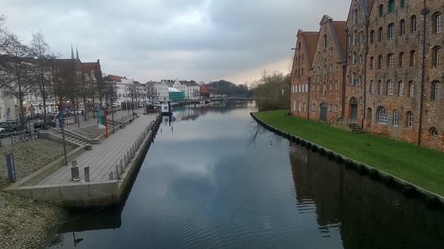 Lübeck, выдра возле реки Траве, Голштинские ворота. смотреть онлайн