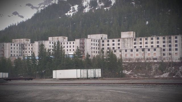 Почему жители этого города живут в одном доме, и как живётся его обитателям? Изолированный город... смотреть онлайн