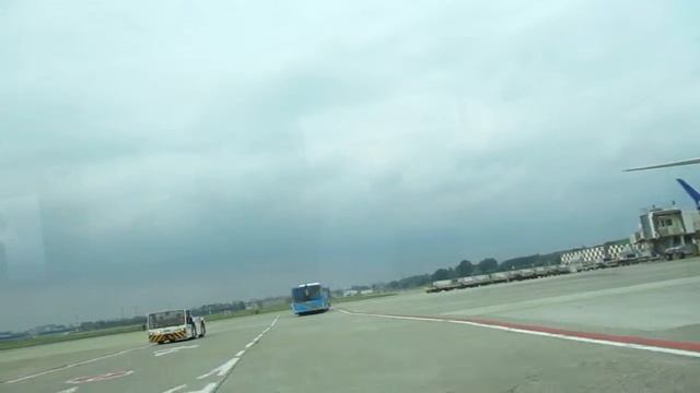 Milan airport shuttle bus to the aeroplane Milan italy 11 may 19 saturday смотреть онлайн