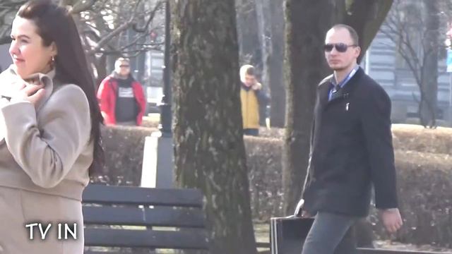 Неуклюжий курьер / Dropping money cash prank смотреть онлайн