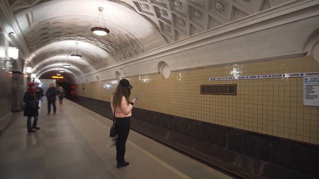 Russia, Moscow, metro ride from Курская to курский вокзал смотреть онлайн