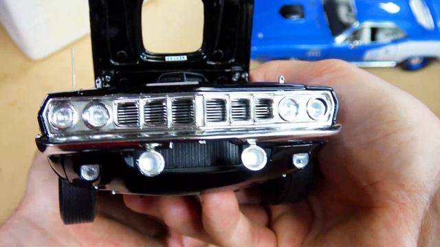 ACME Trading 1:18 1971 Plymouth HEMI Cuda B5 Blue and Black Previews смотреть онлайн