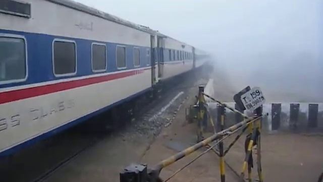Pakistan Railways 4 7 1 9 pulling 17 UP Millat Exp 06 01 11 смотреть онлайн