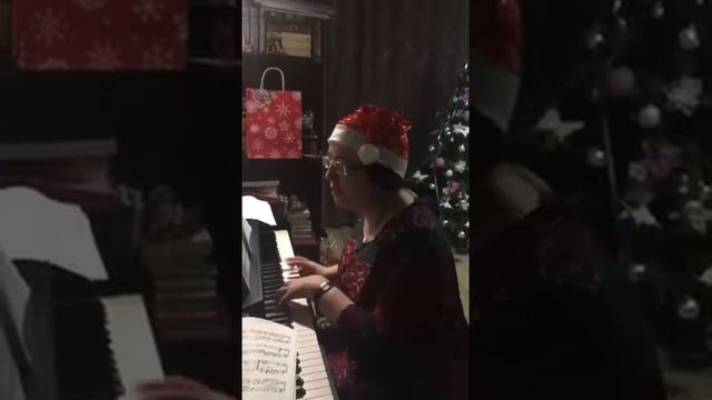 В Новогоднюю ночь. . Я подарю тебе пианино
В Новый год ,хочешь-играть научу:
Тихо и громко, нежно и смотреть онлайн