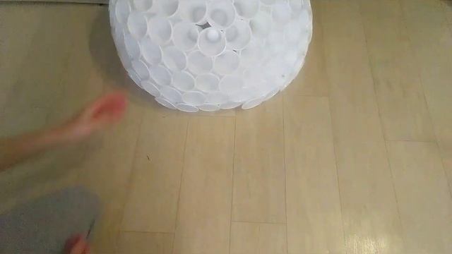 СНЕГОВИК ИЗ ПЛАСТИКОВЫХ СТАКАНОВ. смотреть онлайн