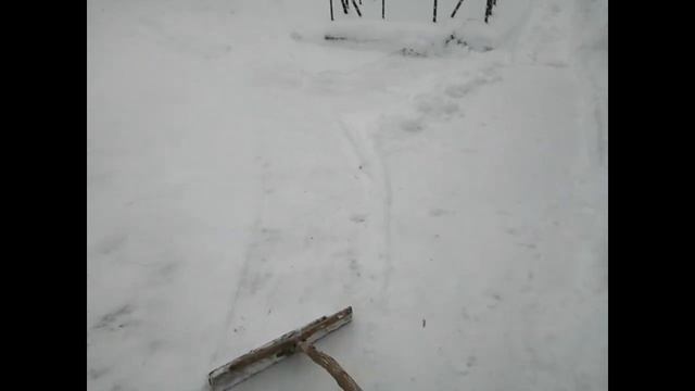 Уборка снега с автостоянки на две машины. Ручная уборка снега лопатой скребок и отвалом. смотреть онлайн