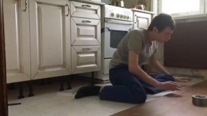 9 часов за 7 минут:)Укладка ламината на кухне.