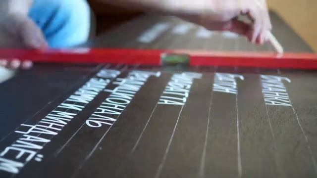 Как ровно написать текст на меловой доске - @plaksin_risuet смотреть онлайн