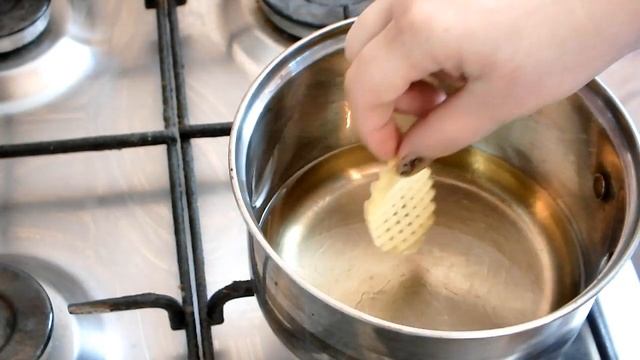 Новогодние рецепты 2023 Как готовить картофельные чипсы в дома How to make Potato Chips смотреть онлайн