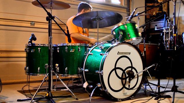 Led Zeppelin - Swan Song - Drum Cover - Vintage Ludwig Green Sparkle Drum Kit смотреть онлайн