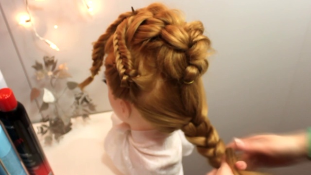 Прическа вечерняя объемная. Причёска на выпускной пучок из косичек. смотреть онлайн