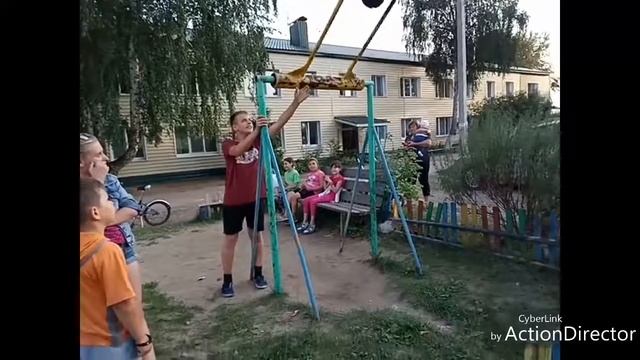Пацан сделал 100 кругов солнышком на качели смотреть онлайн