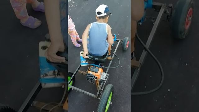 Детский карт из триммера бензокосы. Тестовый выезд))) смотреть онлайн