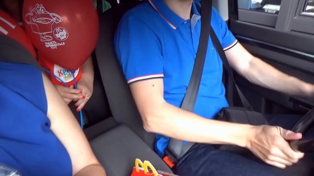 Конфеты и игрушки из МакДональдс Энгри Бёрдс устраиваем пикник во дворе Happy Me смотреть онлайн