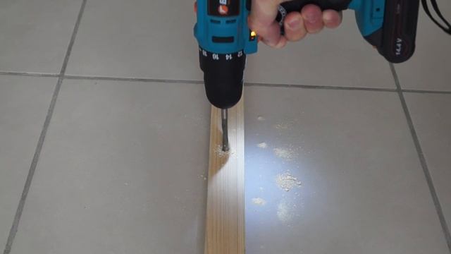 Сверление дерева сверлом 8 мм с помощью шуруповерта Bort BAB-14Ux2Li-FDK смотреть онлайн