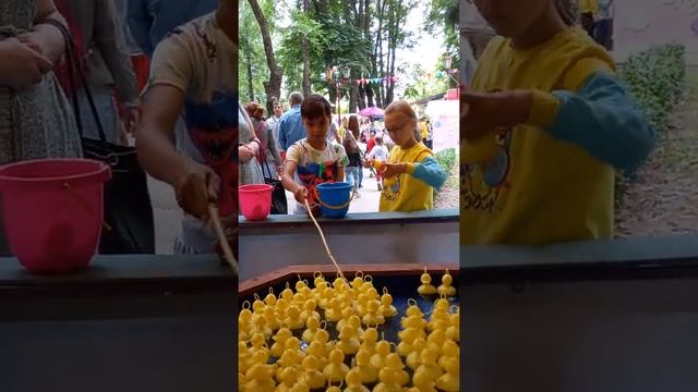 ТОБИАС И АЛИСА ЛОВЯТ МАЛЕНЬКИХ УТЯТ ??? -3 УТЁНКА ПОЙМАЛ-ПОЛУЧИ ПРИЗ??????? смотреть онлайн
