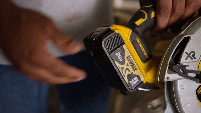 Sierra Circular Inalámbrica DEWALT 20V Máx* DCS570 смотреть онлайн