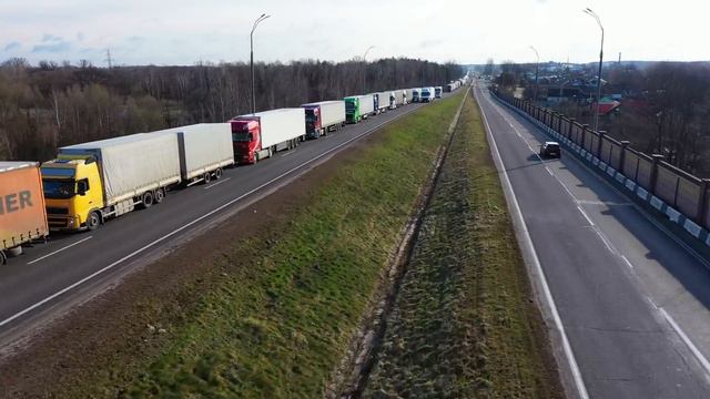 9-и километровая очередь из фур. На границе с Беларуси и Польши смотреть онлайн