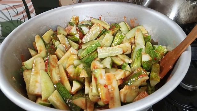 ОГУРЦЫ ПАЛЬЧИКАМИ С КЕТЧУПОМ ЧИЛИ НА ЗИМУ БЫСТРО И ВКУСНО. смотреть онлайн