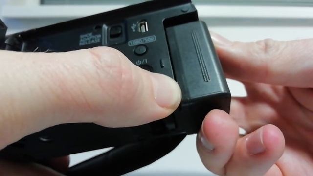 How to change battery Panasonic HC-V700 смотреть онлайн