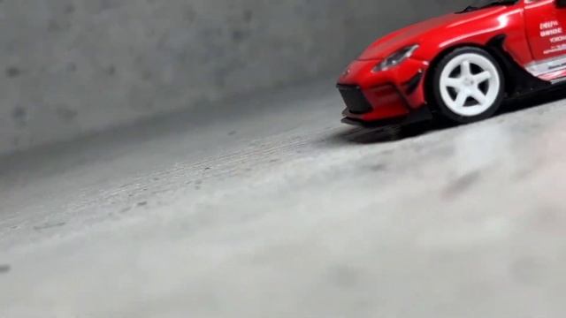 1/64 Tarmac Works HKS Toyota GR86 смотреть онлайн