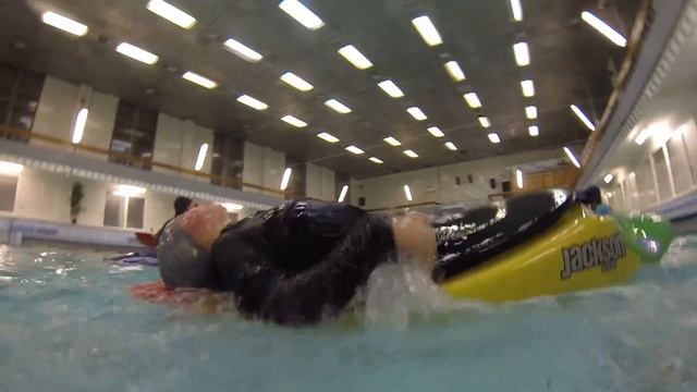 Дети-каякеры тренируются в бассейне смотреть онлайн