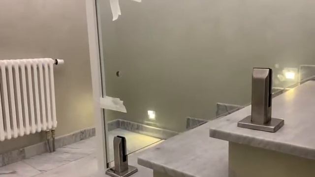 Отделка лестницы мрамором и цельностеклянные ограждения на мини стойках СтаирсПром смотреть онлайн