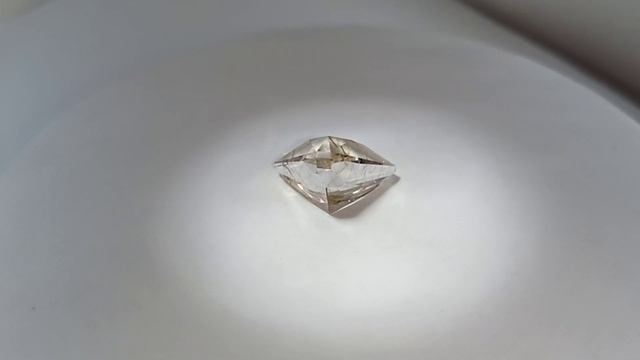 Кварц с включениями рутила. ( Бразилия). 7.25 карат. 15.1/13.1/9 мм. смотреть онлайн