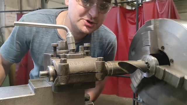 Хитрая приспособа для токарного сверления. Без задней бабки! смотреть онлайн