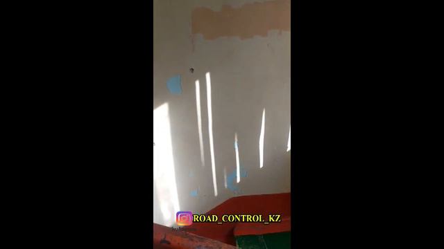 ПОМЕЩЕНИЕ С МУСОРОМ И ОБЛЕЗЛЫМИ СТЕНАМИ ТАК ВЫГЛЯДИТ ВНУТРИ УПРАВЛЕНИЕ ПОЛИЦИИ В ТУРКЕСТАНЕ. смотреть онлайн