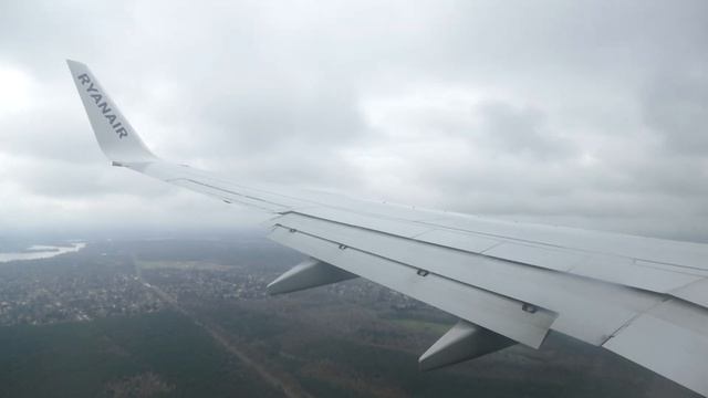 Ryanair B738 landing at Berlin-SXF Airport смотреть онлайн