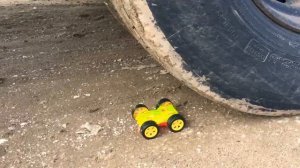 Машина давит игрушки/машина давит предметы/car press/наезжает на игрушки/видео для детей/раздавил