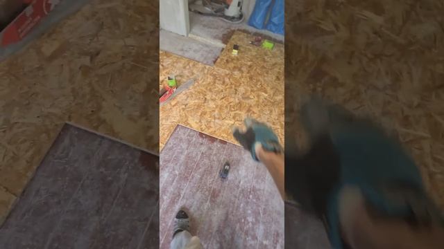 ровняем старый деревянный пол просто #ремонтминск #ровняюстарыйпол #старыйдеревянныйпол