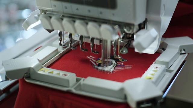Профессиональная вышивальная машина PR680W. Лазерный позиционер. смотреть онлайн