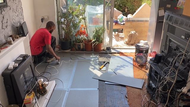 Laying some laminate flooring смотреть онлайн