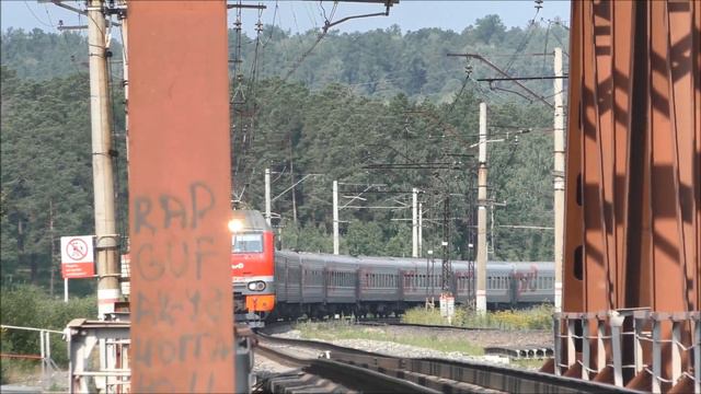 Электровоз ЭП2К-285 с Пассажирским Поездом на скорости проходит Миасс по жд мосту смотреть онлайн