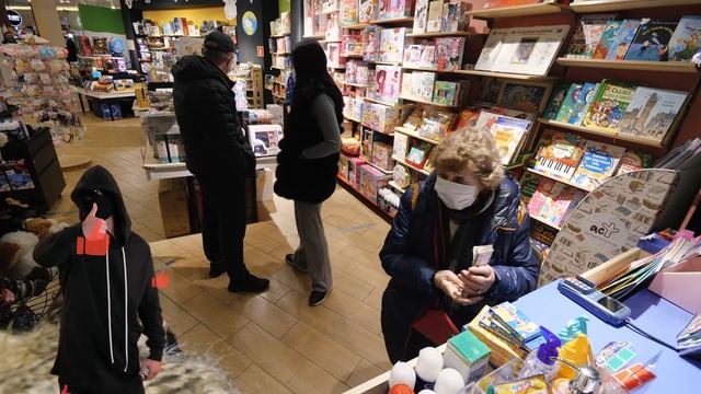 Бабушка не может купить подарок внучке. Помогут ли люди? Что бы сделали вы? смотреть онлайн